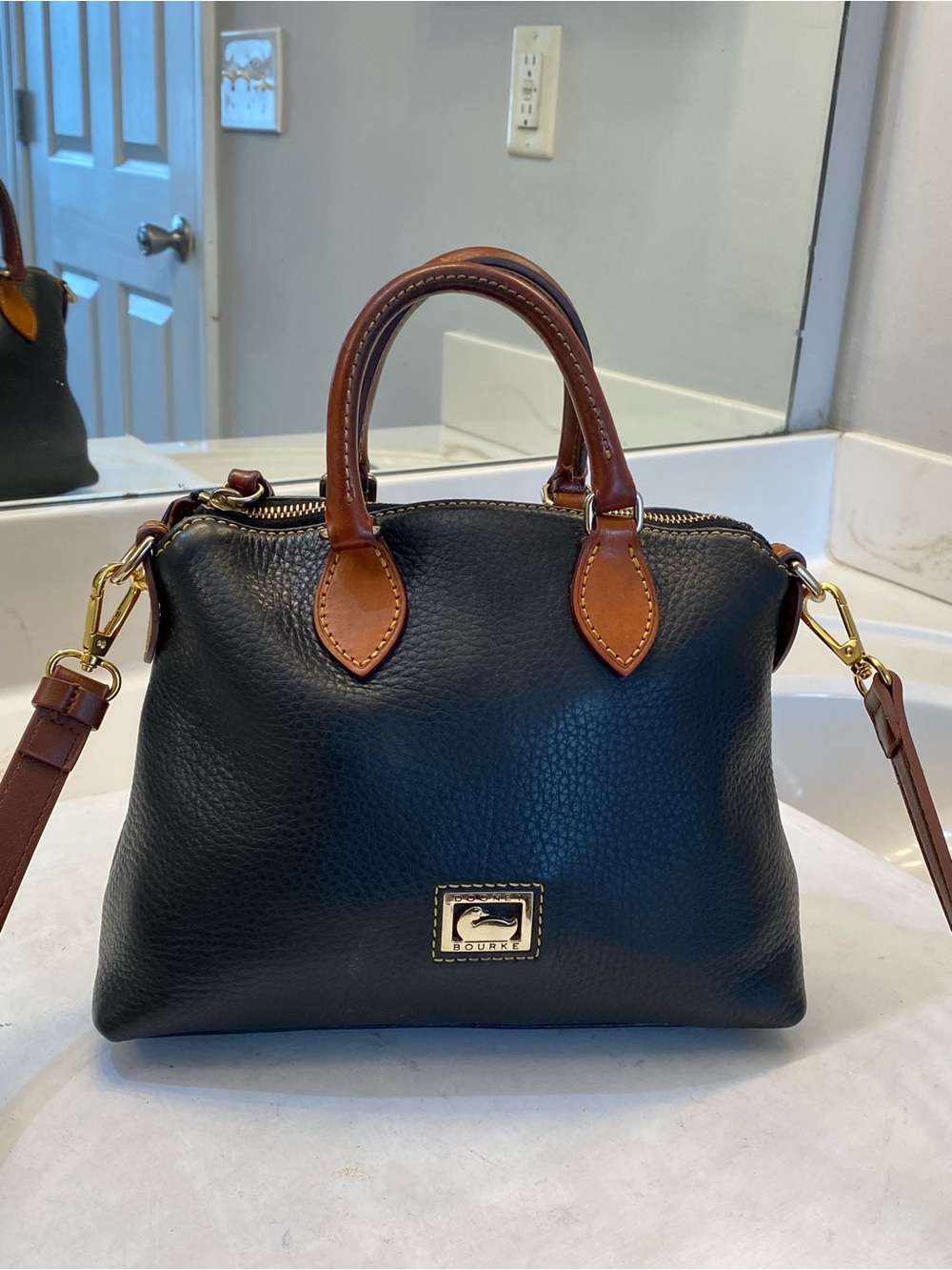 Dooney & Bourke Dillen medium crossbody bag great condition clean interio